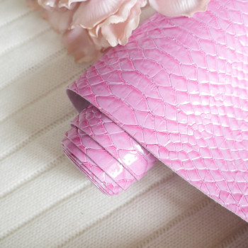 Кожзам глянцевый крокодил розово сиреневый 30 х 70 см